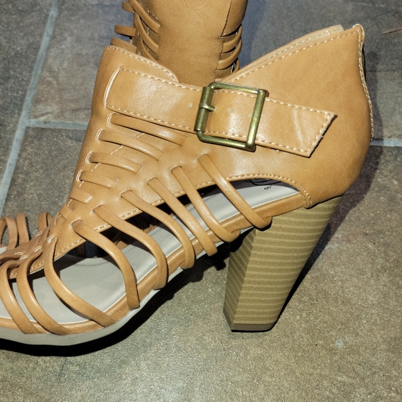 Sandals - Picture 2 of 6